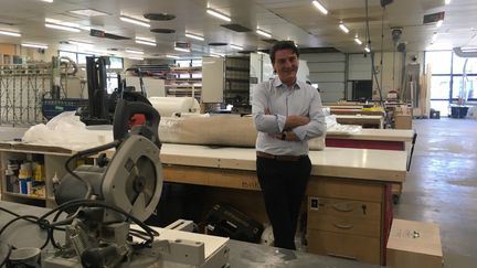 Fabrice Laborde, PDG du groupe ByGalis, qui conçoit des stands pour les salons, congrès et foires, dans son atelier de fabrication, l'un des derniers en France. (GREGOIRE LECALOT / RADIO FRANCE)