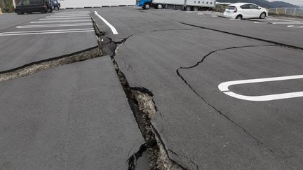 Une faille découpe les paysages de Kumamoto (Japon)