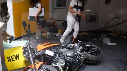 L'un des magasins de motos vandalisé en marge des célébrations de la qualification de l'Algérie en demi-finales de la CAN, le 12 juillet 2019. (JULIEN MATTIA / LE PICTORIUM / MAXPPP)