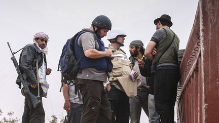 Le journaliste isra&eacute;lo-am&eacute;ricain Steven Sotloff (casqu&eacute; au 1er plan), le 2 juin 2011,&nbsp;pr&egrave;s de Misrata, en Libye. (ETIENNE DE MALGLAIVE / AFP)