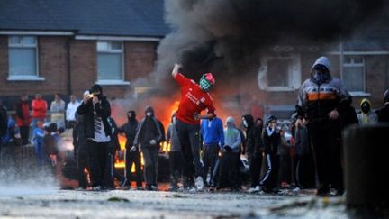 A Belfast, violences entre jeunes et policiers, le 12 juillet 2011, après les marches orangistes. (AFP PHOTO / STEPHEN WILSON)