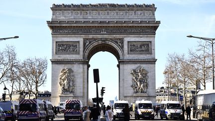 La place de l'Etoile à Paris gardée par des policiers, le 12 février 2022. (SAMEER AL-DOUMY / AFP)