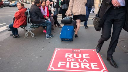 Une publicité sur un trottoir à Paris, le 21 avril 2017.&nbsp; (MAXPPP)