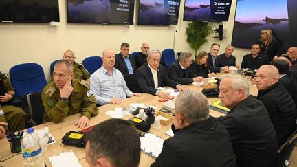 Le cabinet de guerre réuni à Tel-Aviv autour du Premier ministre israélien Benyamin Nétanyahou, à la suite de frappes iraniennes contre l'Etat hébreu, le 14 avril 2024. (CHINE NOUVELLE/SIPA / SIPA)