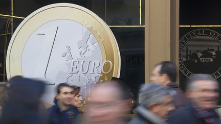 A madrid, le 6 d&eacute;cembre, un restaurant a coll&eacute; sur sa vitrine un autocollant repr&eacute;sentant une pi&egrave;ce d'un euro g&eacute;ante.&nbsp; (DOMINIQUE FAGET/AFP)