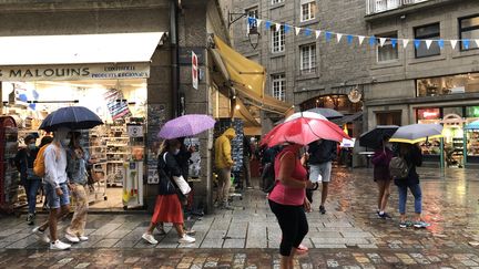 Après plusieurs jours de canicule, la pluie tombe à Saint-Malo (Ille-et-Vilaine), le 12 août 2020.&nbsp; (SANDRINE MULAS / HANS LUCAS / AFP)