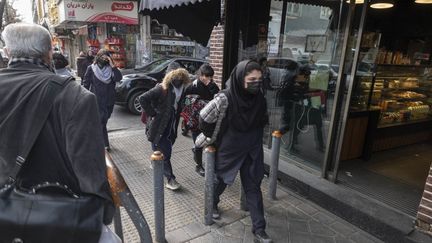 Des écolières marchent dans une rue de Téhéran (Iran), le 30 janvier 2023. (MORTEZA NIKOUBAZL / NURPHOTO VIA AFP)