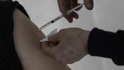 Une personne reçoit une injection de vaccin contre le Covid-19, à La Baule-Escoublac (Loire-Atlantique), le 6 mars 2021. (ESTELLE RUIZ / HANS LUCAS / AFP)