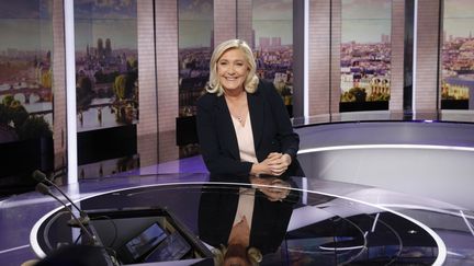 Marine Le Pen, candidate du Rassemblement national à la présidentielle, le 27 septembre 2021 sur le plateau du JT de France 2, à Paris. (GEOFFROY VAN DER HASSELT / AFP)