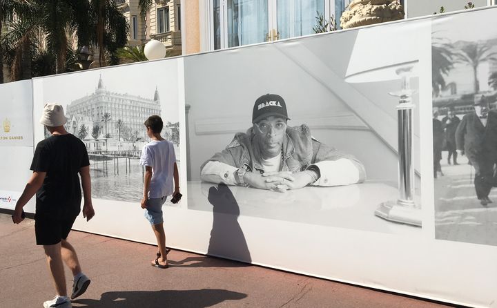 Photo de Spike Lee dans l'exposition de l'Hôtel Carlton à Cannes, le 5 juillet 2021. (LCA / FRANCEINFO CULTURE)