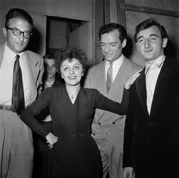 Charles Aznavour (à droite) pose aux côté d'Edith Piaf, en 1950 à Paris. (- / AFP)