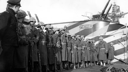 Apres neuf mois de combats en Italie, un groupe de tirailleurs du 4e régiment de tirailleurs marocains embarque sur le croiseur Gloire pour&nbsp;participer à l'opération Dragoon sur les plages de Provence. Photographie prise en Italie en août 1944 (USIS)