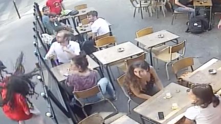 Une jeune femme frappée au visage en plein Paris, le 24 juillet 2018. ((CAPTURE ECRAN / MARIE LAGUERRE))