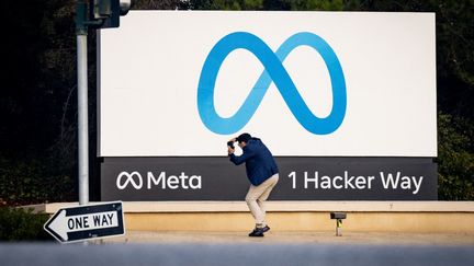 Le logo de Meta au siège du groupe, à Menlo Park (Californie, Etats-Unis), le 9 novembre 2022. (JOSH EDELSON / AFP)