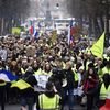 Un cortège de "gilets jaunes", samedi&nbsp;29&nbsp;décembre, à Lille.&nbsp; (FRANCOIS LO PRESTI / AFP)