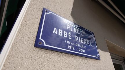 Après les accusations de violences sexuelles portées contre l'abbé Pierre, certains établissements, dont sa fondation, ne souhaitent plus être associés à son nom et se rebaptisent. Une décision qui ne fait l'unanimité.