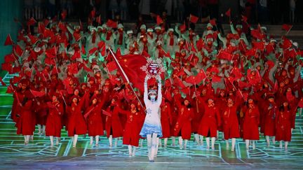 L'impressionnante délégation chinoise entre dans le stade olympique de Pékin, faisant rugir l'enceinte de plaisir. (Ben STANSALL / AFP)