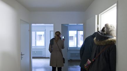 Des personnes visitent un appartement, à Zurich, en Suisse, le 22 novembre 2010.&nbsp; (MAXPPP)