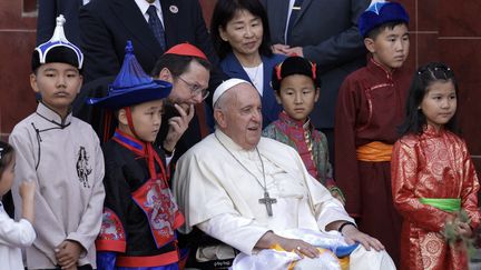 Le pape François assiste à une cérémonie de bienvenue à la nonciature apostolique en Mongolie à Oulan-Bator, le 1er septembre 2023. (ANAND TUMURTOGOO / AFP)