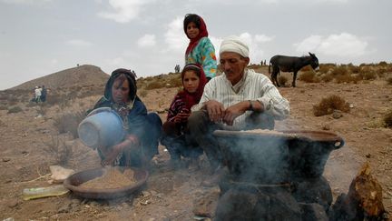 Des nomades berbères du Haut-Atlas marocain, de la tribu des Ait Hsa Bou Lahsen, préparent le couscous pour le fête du mont Mesrouh, le 19 juillet 2008. (JOELLE VASSORT / MAXPPP)