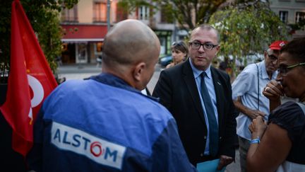 Le maire de Belfort, Damien Meslot, parle avec un employé d'Alstom, le 14 septembre 2016. (SEBASTIEN BOZON / AFP)