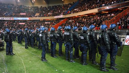 Des policiers anti-&eacute;meute surveillent les supporters dans les tribunes de PSG-OM, le 28 f&eacute;vrier 2010. (MYSTY/SIPA)