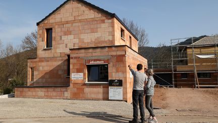 Un couple regarde une maison en construction, le 28 mars 2022 à Walbach (Haut-Rhin). (VANESSA MEYER / MAXPPP)