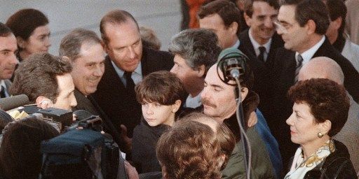 L'arrivée de Jean-Louis Normandin à Orly, le 28 novembre 1987, en présence de Charles Pasqua et Jacques Chirac. (AFP)