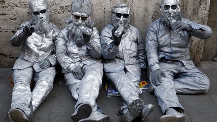 Artistes de rue &agrave; Rome (Italie), le 8 d&eacute;cembre 2011. (MAX ROSSI / REUTERS)