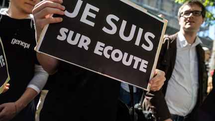 Des manifestants contre le projet de loi sur le renseignement devant l'Assembl&eacute;e nationale, &agrave; Paris,&nbsp;le 13 avril 2015.&nbsp; (  MAXPPP )