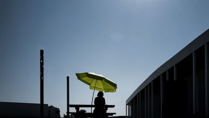 Une femme sur une aire d'autoroute de l'A7, près d'Albon (Drôme), le 1 août 2020.&nbsp; (JEFF PACHOUD / AFP)