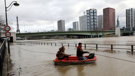 Deux Parisiens voguent sur les berges de Seine à Paris, le 24 janvier 2018 (LUDOVIC MARIN / AFP)