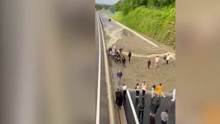 Haute-Savoie : une impressionnante coulée de boue paralyse l'autoroute (France 2)