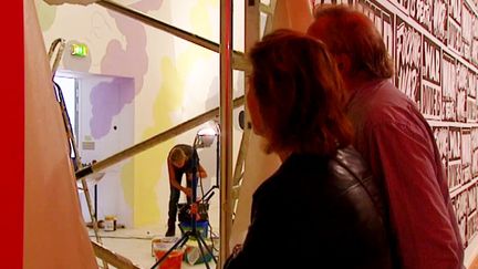 L'exposition "Wall Drawings" en cours de montage devant le public
 (Capture d&#039;image France3/Culturebox)