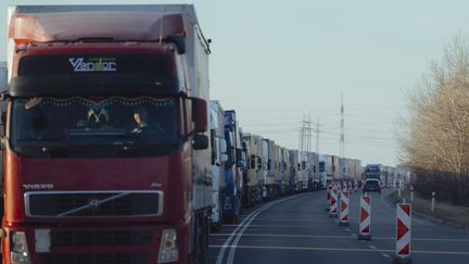 Un millier de camions, principalement ukrainiens, attendent dans des files d'attente d'un kilomètre, près de Michalovce, en Slovaquie, le 17 février 2024, après que des agriculteurs polonais ont fermé le poste-frontière entre la Pologne et l'Ukraine. (ROBERT NEMETI / ANADOLU / AFP)