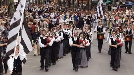 Le Bagad Sonerien Bro Dreger de Perros-Guirec (Côtes-d'Armor), le 7 août 2005 à Lorient (Morbihan). (FRANK PERRY / AFP)