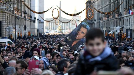 Les fans ont accueilli avec ferveur et émotion&nbsp;le cortège funéraire de Johnny Hallyday. (ERIC FEFERBERG / AFP)