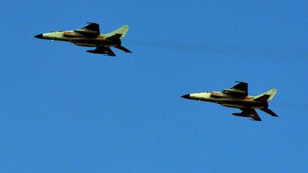 Deux avions de chasse chinois survolant&nbsp;Shanghai (Chine), le 23 octobre 2013.&nbsp; (MARK RALSTON / AFP)