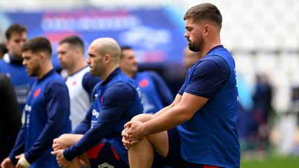 En l'absence d'Antoine Dupont, Grégory Alldritt (au premier plan) et Maxime Lucu (au deuxième plan), ici lors d'un entraînement au Vélodrome de Marseille le 1er février 2024, héritent respectivement du capitanat et du maillot floqué du numéro 9 pour affronter l'Irlande dans le Tournoi des six nations. (NICOLAS TUCAT / AFP)