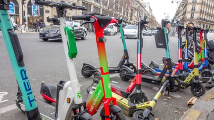 Les trottinettes en libre-service sont présentes dans de nombreuses rues à Paris. (BRUNO LEVESQUE / MAXPPP)