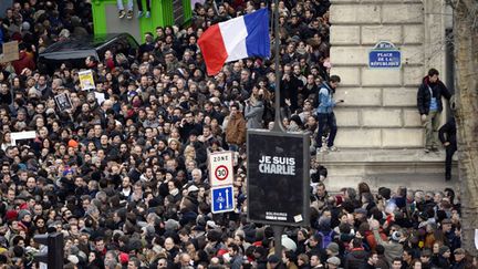 Comme partout en France, la place de la République pleine de monde