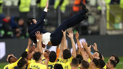 Unai Emery, salué par ses joueurs après la victoire de Villarreal en Ligue Europa. (MAJA HITIJ / POOL)