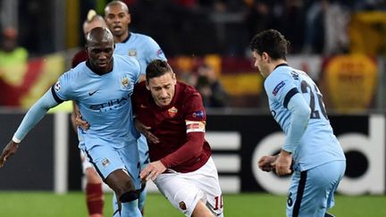 Totti (AS Roma) stoppé par Mangala (Manchester City) (GABRIEL BOUYS / AFP)