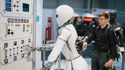 Le robot AILA utilise un exosquelette (ici sur le stand du Centre de recherche allemand sur l'intelligence artificielle). (OLE SPATA / DPA)