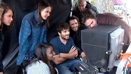 Les comédiens regardent un rush sur le tournage de Cédric Klapisch
 (France 3 / Culturebox)