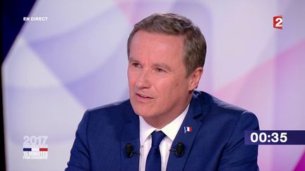 Le candidat de Debout la France Nicolas Dupont-Aignan sur le plateau de l'émission "15 minutes pour convaincre", le 20 avril 2017. (FRANCE 2)