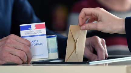 Une électeur français glisse son bulletin de vote dans l'urne à Strasbourg (Bas-Rhin), lors du premier tour de la présidentielle, le 23 avril 2017.&nbsp; (FREDERICK FLORIN / AFP)