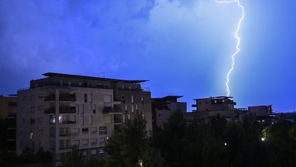 La foudre&nbsp;vue au dessus d'immeubles résidentiels lors d'un orage à Montpellier (Hérault), le 16 août&nbsp; 2022. (PASCAL GUYOT / AFP)