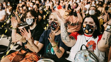 Le masque en festival, ça va être difficile d'y échapper en 2020. Comme sur cette photo prise le&nbsp;25 juillet 2020 à Madrid (Espagne), lors d'un concert du rappeur Rayden. (MARIANO REGIDOR / REDFERNS / GETTY IMAGES)