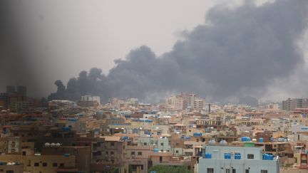 De la fumée s'échappe de positions rebelles bombardées par l'armée soudanaise, le 26 août 2023, à Khartoum. (CHINE NOUVELLE/SIPA)